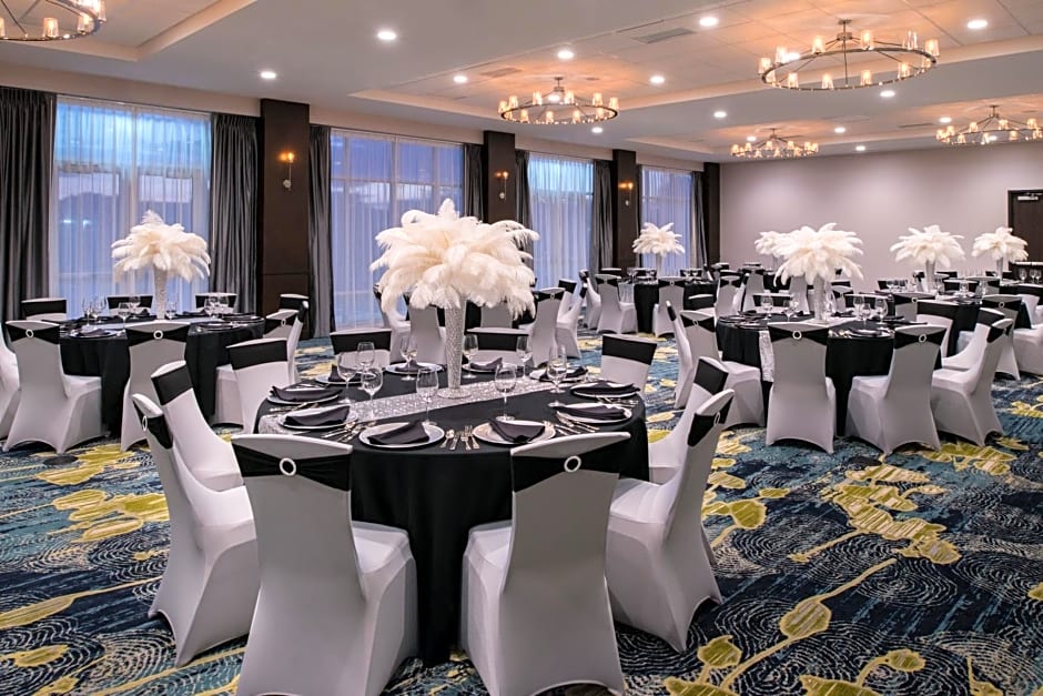 Holiday Inn & Suites Farmington Hills - Detroit NW, an IHG Hotel By IHG