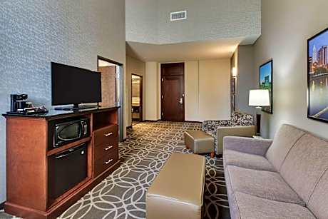 Queen Suite with Sofa Bed - Hearing Accessible, Tub