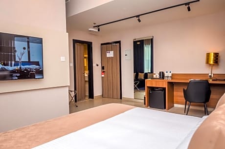 Deluxe King Room - Non-Smoking with Complimentary Shuttle Bus to Mall of the Emirates and Beach