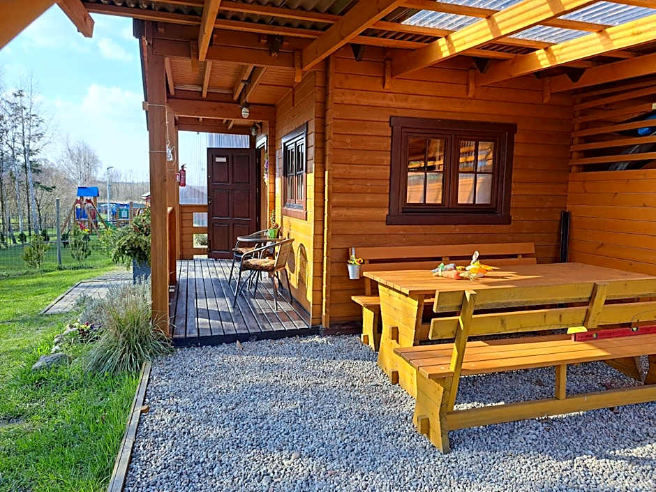 Domki Borowiackie nad brzegiem jeziora