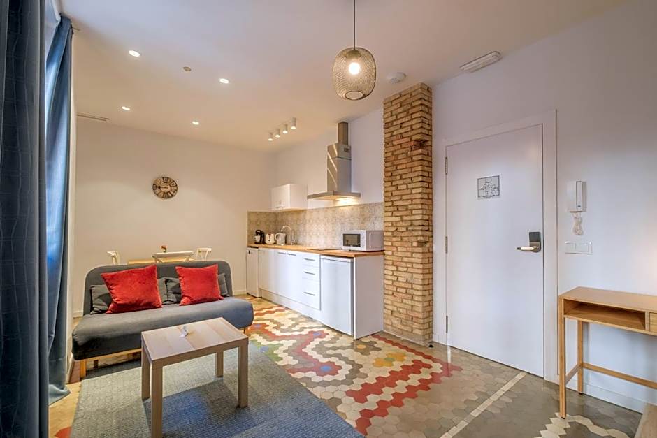 Apt with Antique Floor & lots of Sun Light