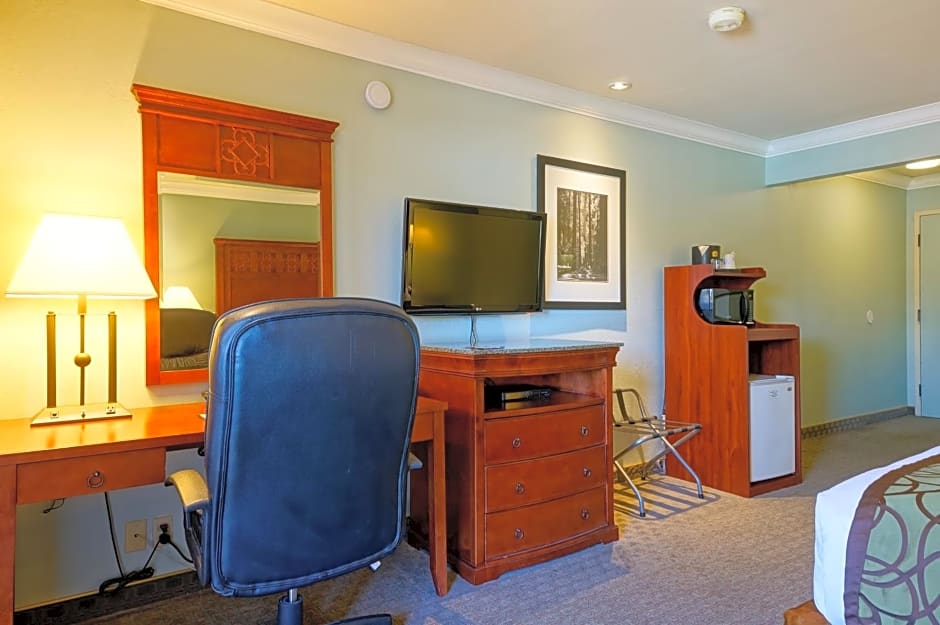 Best Western Plus Forest Park Inn