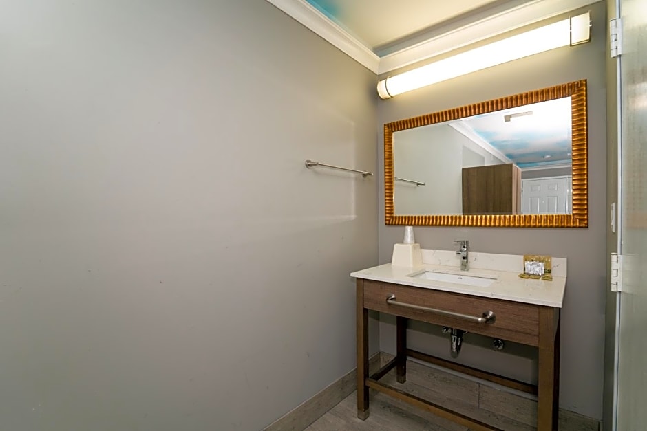 Hollywood Palms Inns & Suites