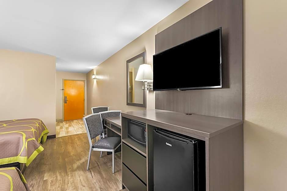 Super 8 by Wyndham Dickson