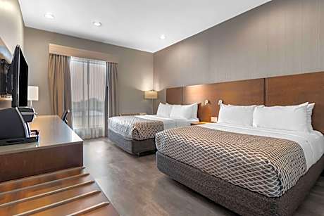 2 Queen Beds Non-Smoking Microwave And Mini-Refrigerator Wi-Fi Shower Only Full Breakfast