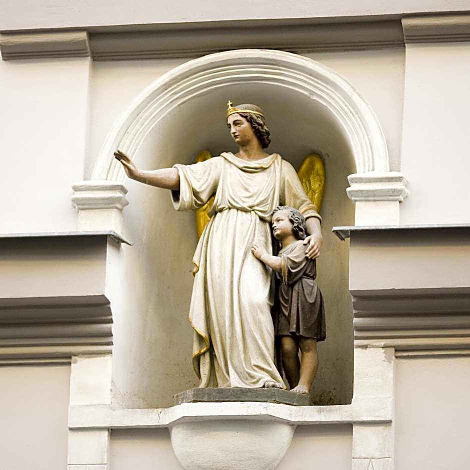 The ICON Hotel & Lounge