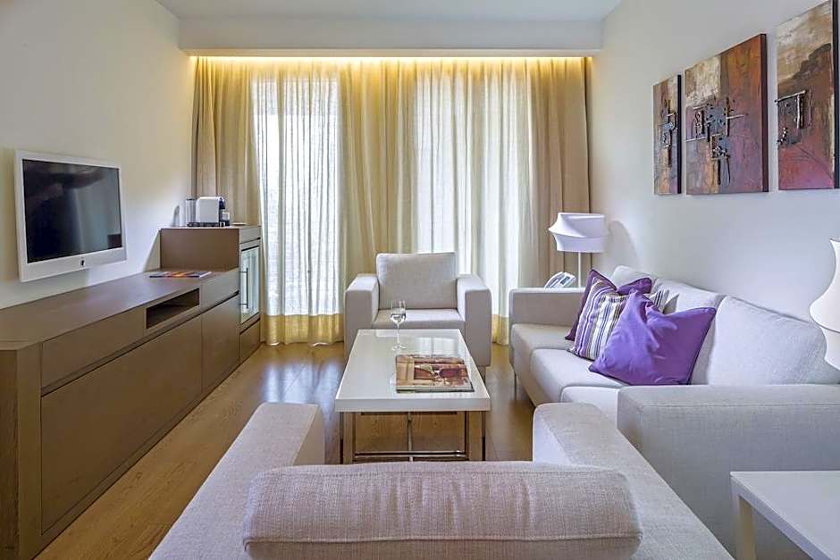 O Monot Luxury Boutique Hotel