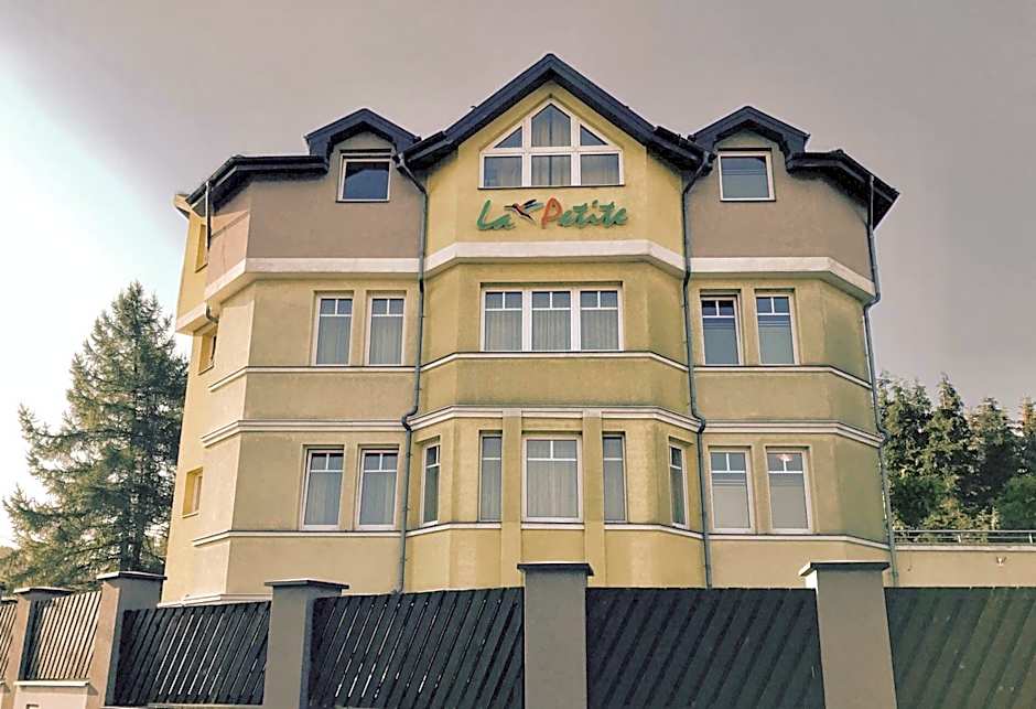 La Petite APARTMENTS & ROOMS