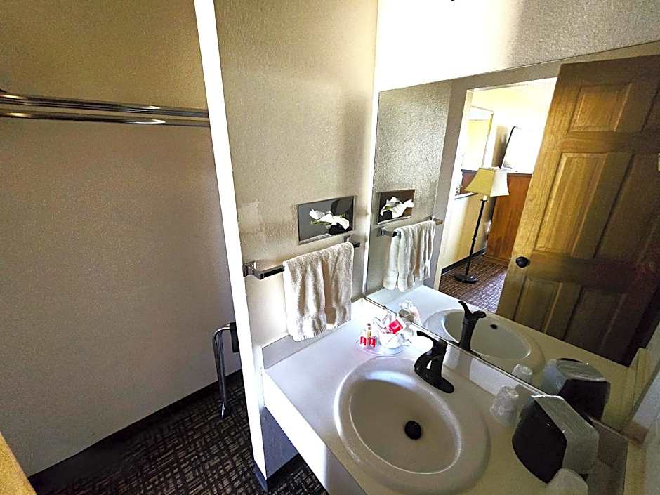 Econo Lodge Eagle Nest