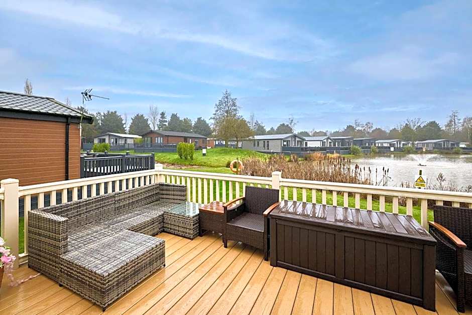 Heathery Lodge with Hot Tub