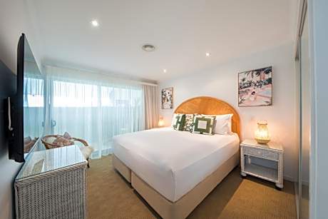 Four Bedroom Two Level Top Floor Luxe Spa Penthouse