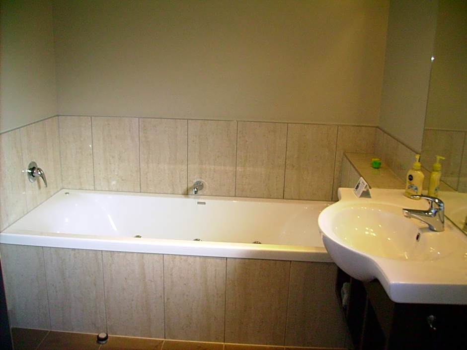 Albert Court Motor Lodge