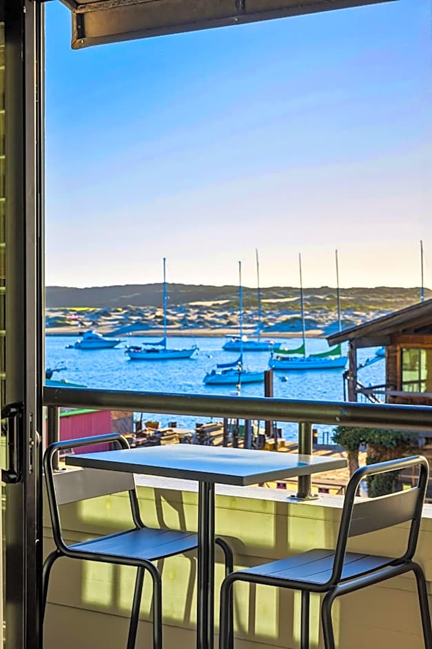 456 Embarcadero Inn & Suites