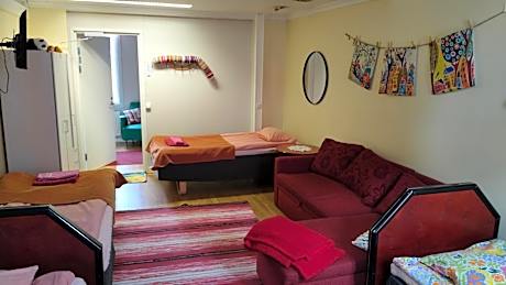 4 bed Private Hostelroom with extra bed, shared shower and toilet
