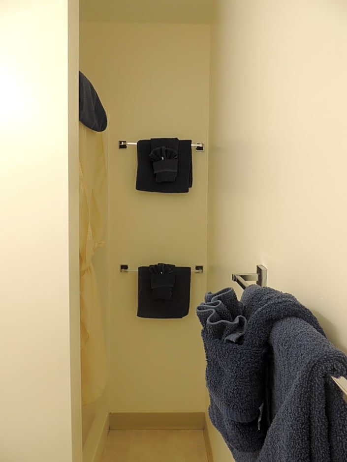 100 Mile Motel & RV Park