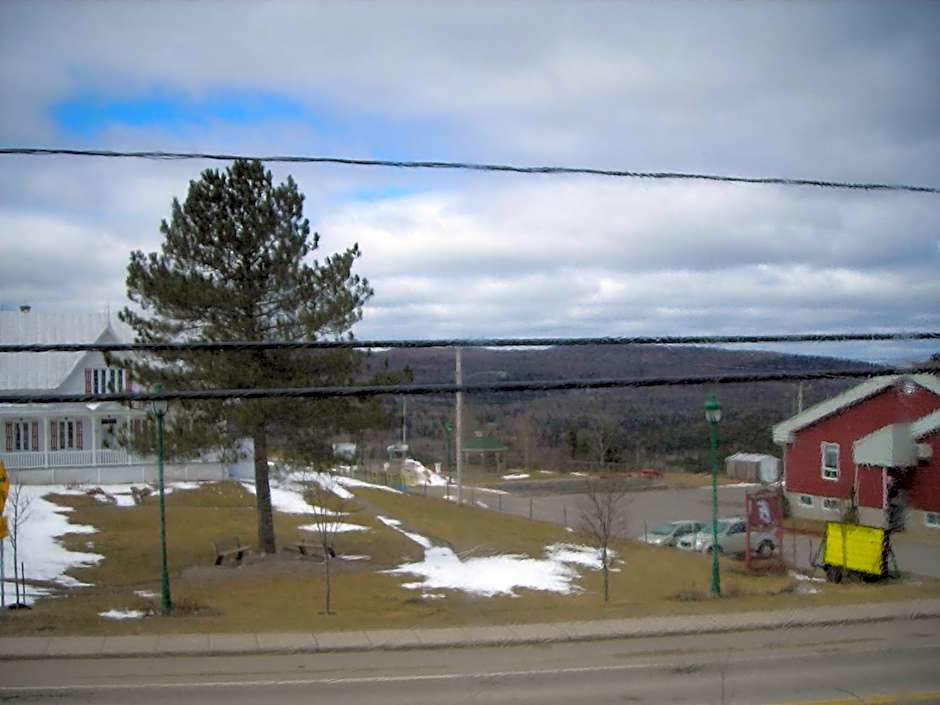 Gîte des Hauteurs et Café de la place