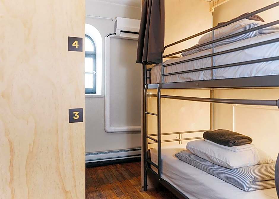 Saintlo Ottawa Jail Hostel