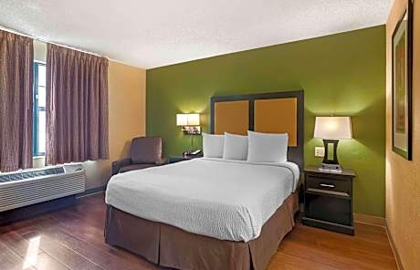 Queen studio with 1 Queen Bed - Disability Access/Non-Smoking