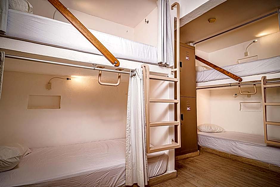Nomads Party Hostel – Cancun, TX
