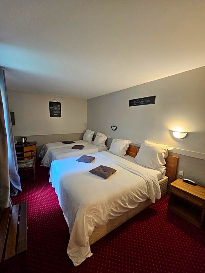 Photo 1 of 2 of Quadruple Room
