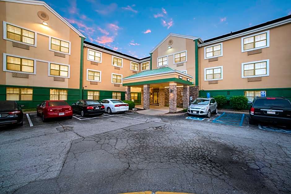 HomeTowne Studios by Red Roof St. Louis - Airport/ N Lindbergh