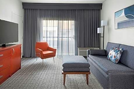 One-Bedroom King Suite with Bathtub and Sofa Bed - Mobility Access/Hearing Accessible