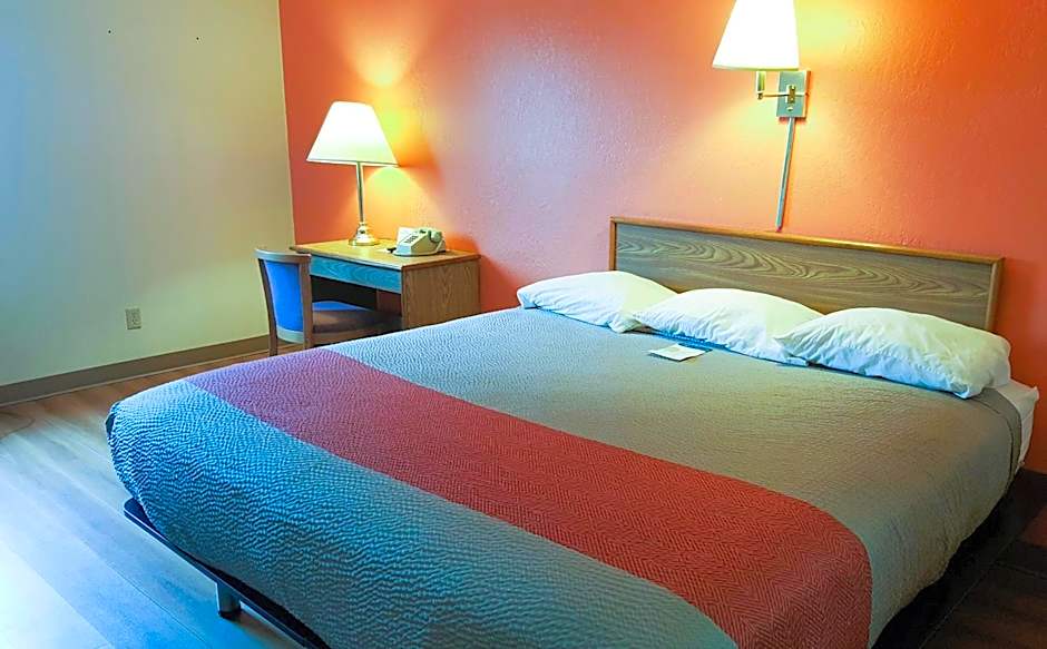 Motel 6-Saukville, WI