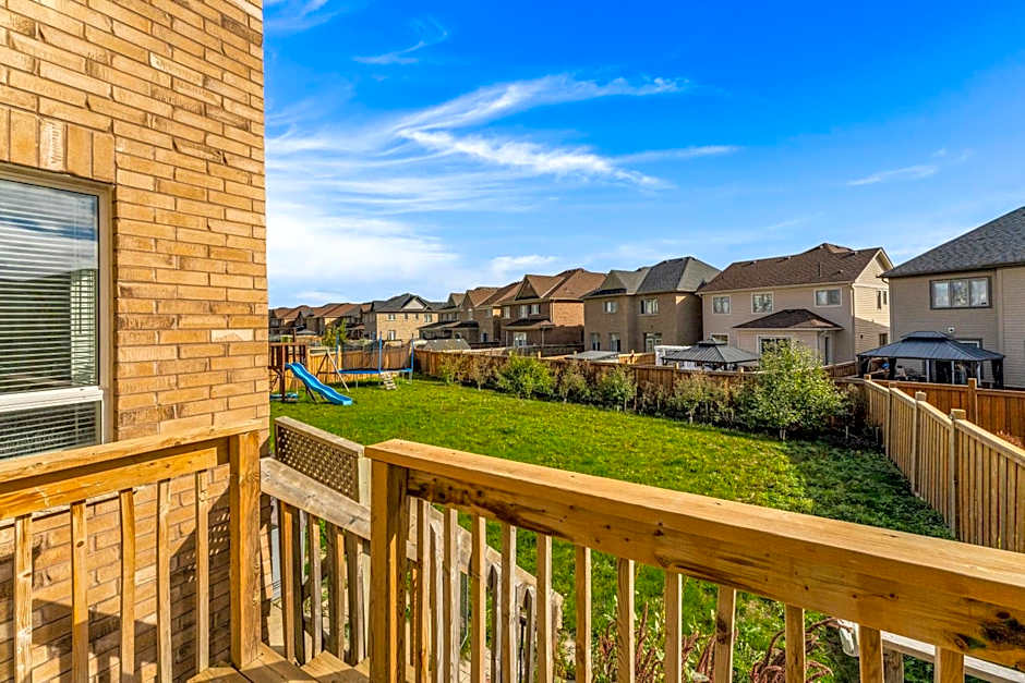 Oshawa Family Haven - Luxury 7BR Villa with Cozy Fireplaces & Hot Tub