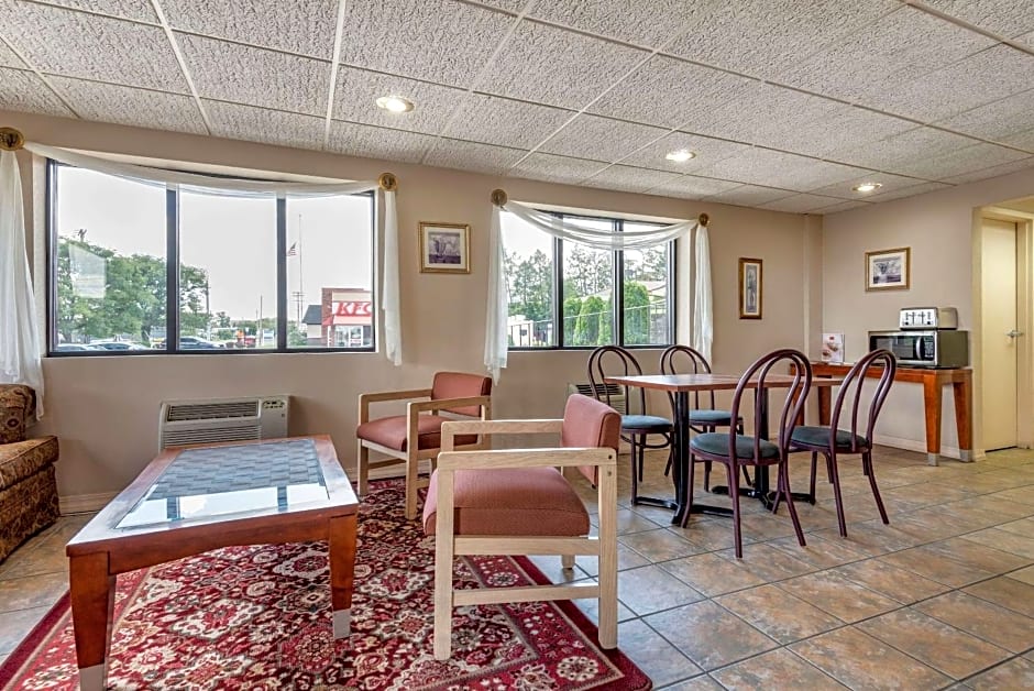 Econo Lodge DeWitt I-90