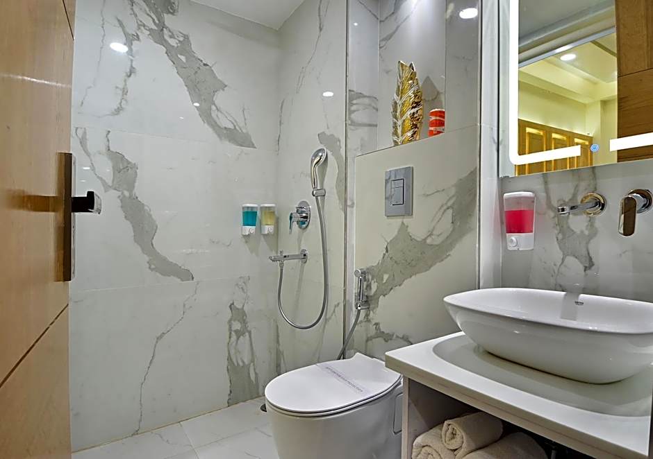 Hotel Gold Palace - 03 Mins Walk From New Delhi Railway Station