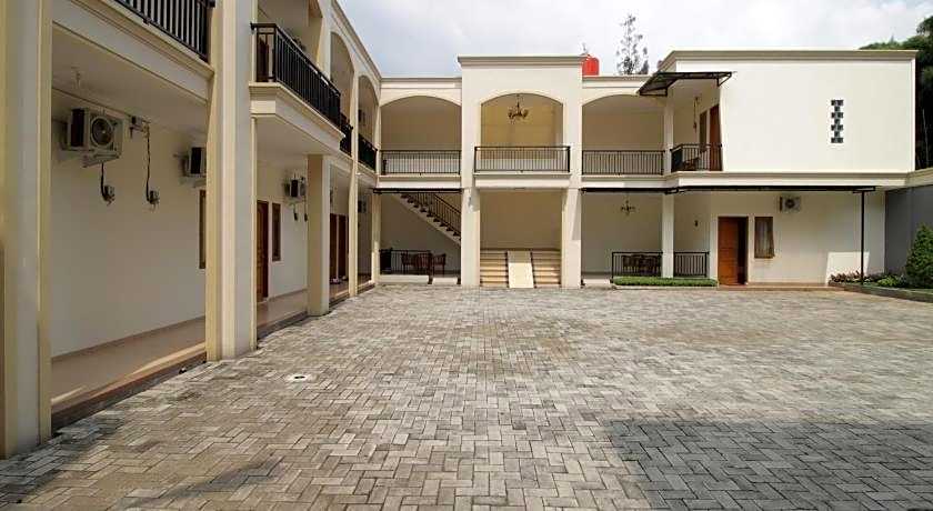 RedDoorz Syariah near Mercu Buana University