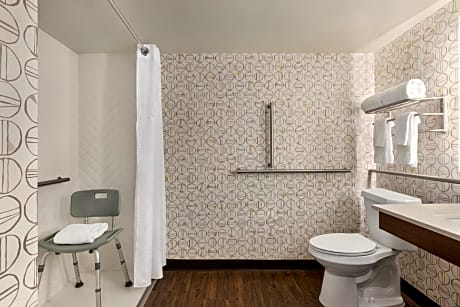 King Room - Hearing Accessible with Roll-In Shower (No Resort Fee)
