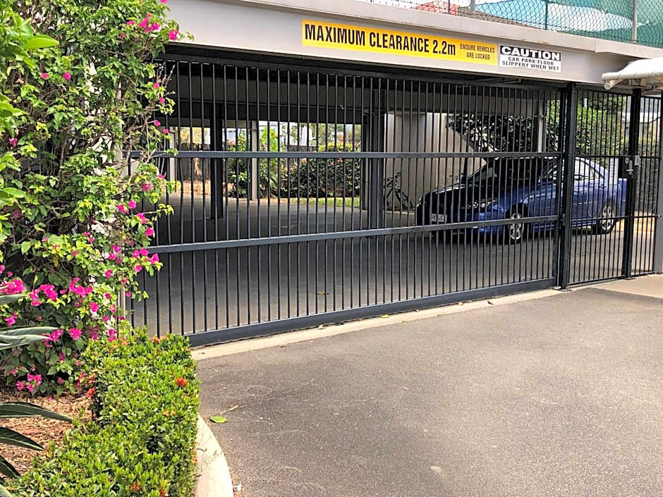 Cairns Reef Apartments & Motel