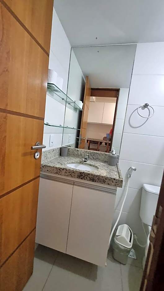 Confortável Flat com piscina de borda infinita na cobertura