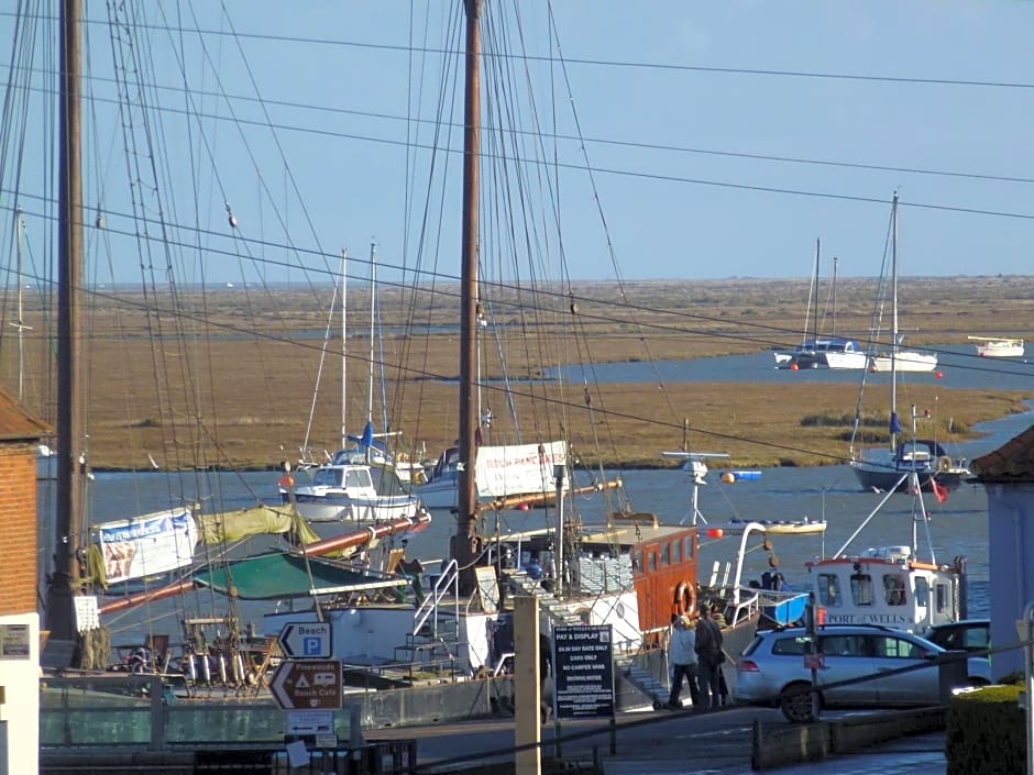 AnchorageWells Entire Cottage OR a King Ensuite on Room Only