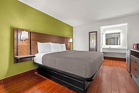 King Room with One King Bed and Roll-In Shower - Mobility Accessible - Non-Smoking