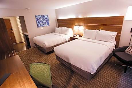 Standard Queen Room with Two Queen Beds and Mobility Accessible Tub