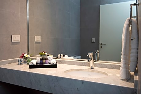 WITH KING BED + 2 SOFA BEDS