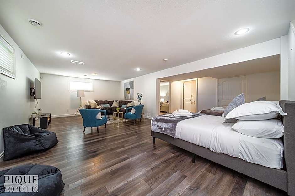 LUXURIOUS 6 Bed Home I Fireplace I near Sports Park I with Double Garage & Fast WiFi!