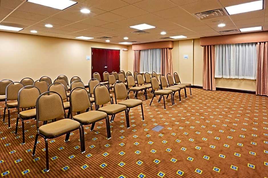 Holiday Inn Express & Suites Syracuse North - Airport Area by IHG