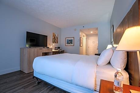 King Room with Roll-in Shower - Disability Access/Non-Smoking