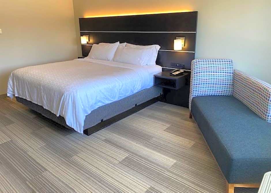 Holiday Inn Express And Suites Warrensburg North By IHG