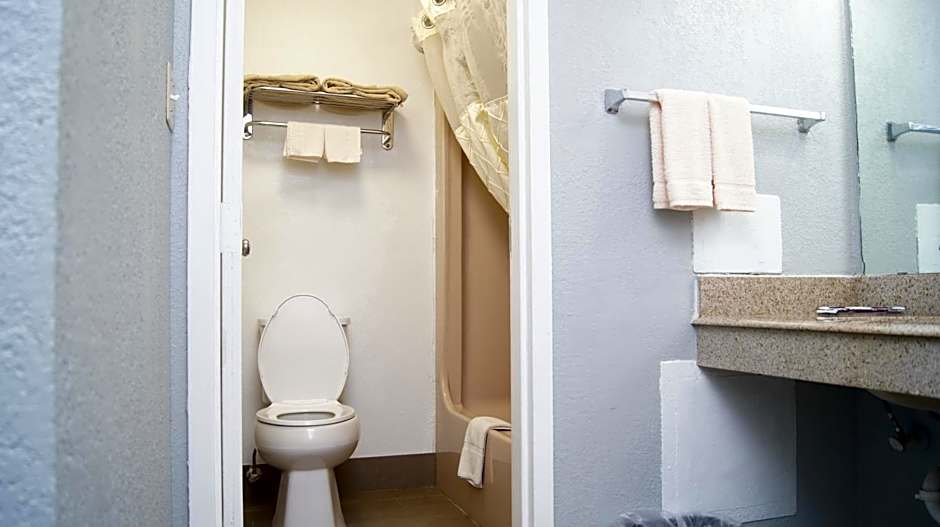 Holiday Lodge & Suites