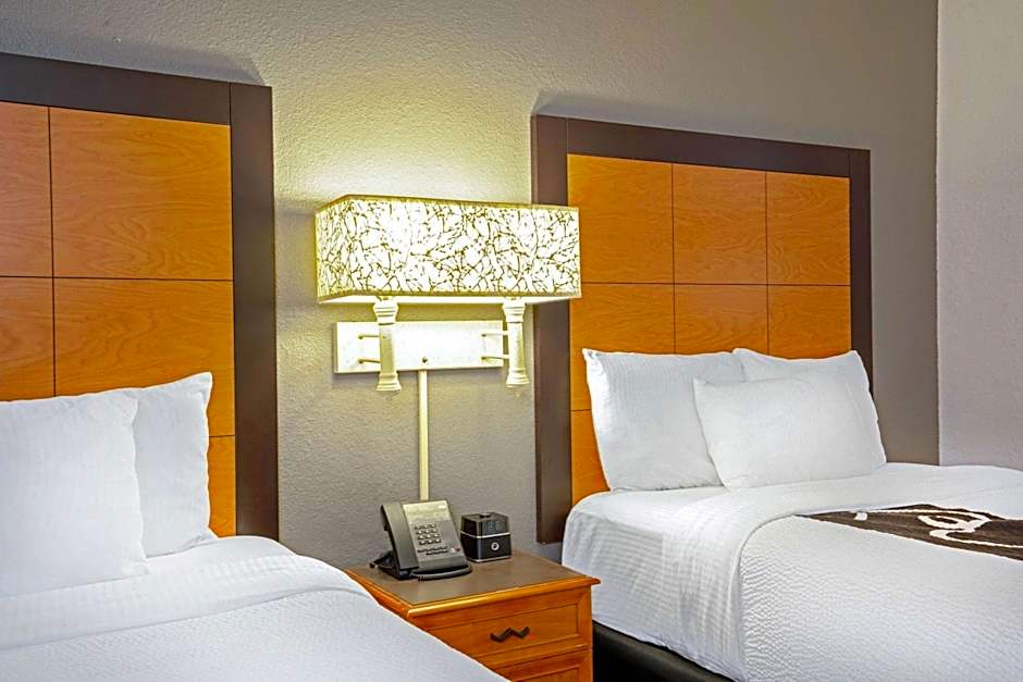 La Quinta Inn & Suites by Wyndham Houston West Park 10
