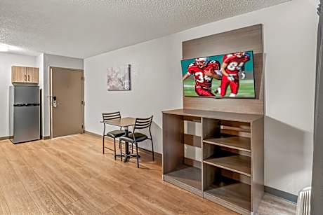 ADA Accessible Deluxe King with Kitchenette Non-Smoking