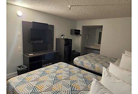 2 Queen Beds | Mobil Access, RI Shwr, Ste, Nsmk, Kitchen, Sofa Bed