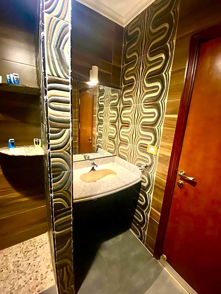 New Museum, Pyramids inn