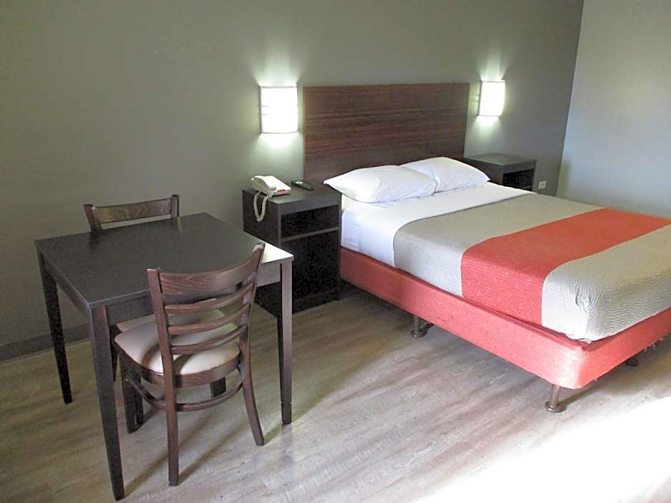 Travelodge by Wyndham Lansing