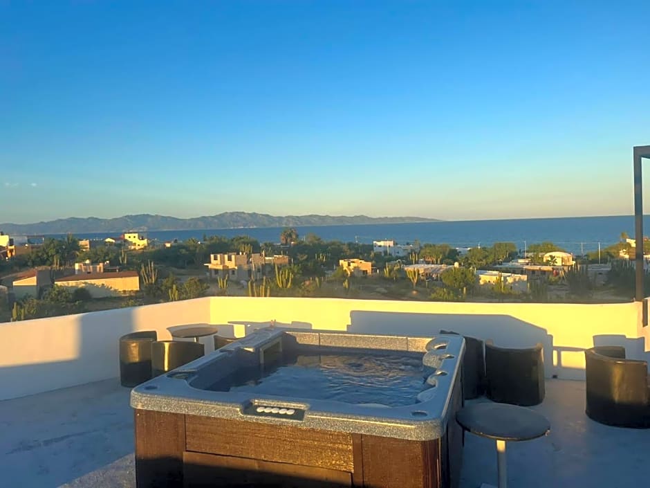 Casa Arrecife - Cozy Suite, Fast Wifi & Balcony! Beach is steps away!