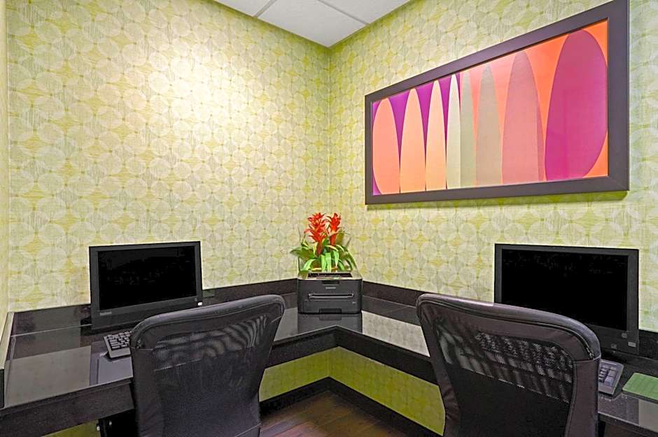 La Quinta Inn & Suites by Wyndham Maingate Fort Jackson